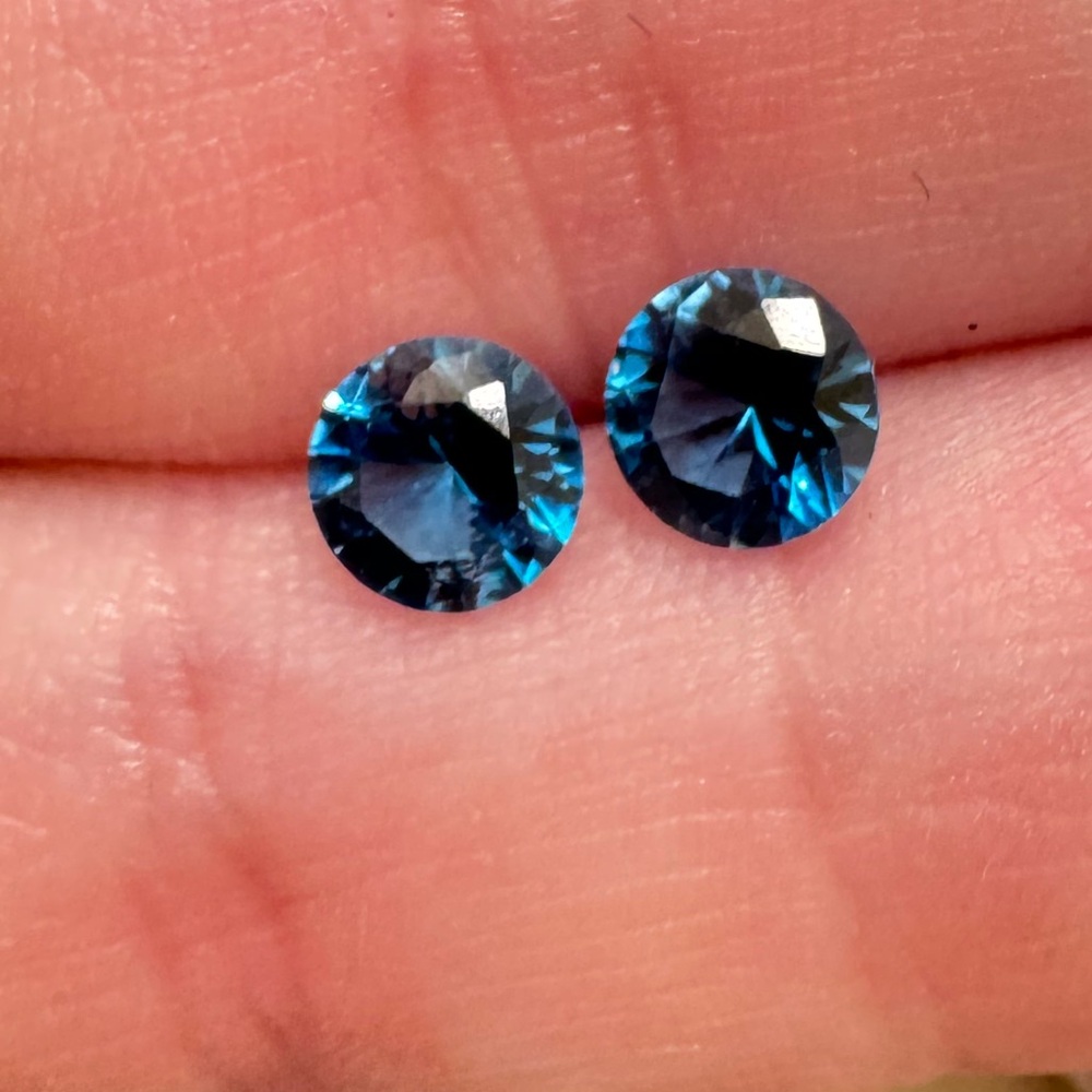 1. 69Ctw high enD VS genuine london blue topaz pair loose gemstone with gem jar